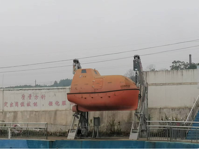 封闭式救生艇